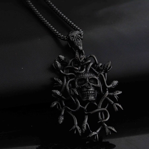 Collana con pendente Medusa teschio in acciaio inossidabile nero su pelle testurizzata