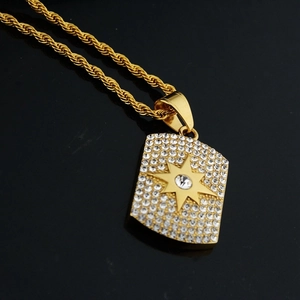 Detailaufnahme des vergoldeten Rechteck-Anhängers mit Sternenmotiv und Kordelkette mit Zirkonia