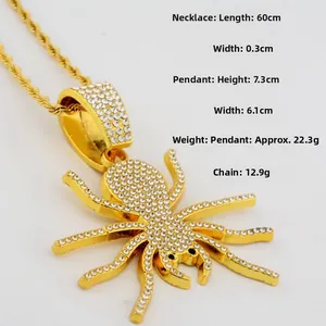 Détails et dimensions du pendentif araignée hip hop doré orné de strass en cristal brillant