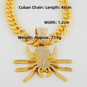 Détail de la chaîne cubaine dorée et pendentif araignée avec spécifications de taille