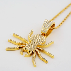 Pendentif araignée hip hop doré orné de strass étincelants blancs et noirs sur la chaîne