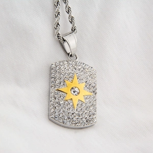 Detailansicht des silbernen Anhängers mit Pavé-Kristallen und goldenem Stern-Charm-Element