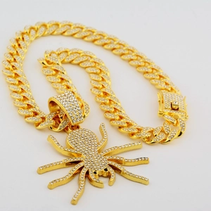 Collier maille cubaine dorée hip hop avec grand pendentif araignée strassé