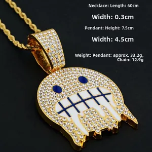 Détail du collier hip hop doré avec pendentif serti de strass et dimensions précises