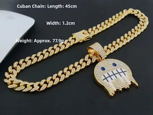 Vue détaillée d'une chaîne cubaine de 45cm avec pendentif fantôme glacé en or