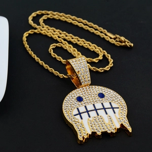 Collier pendentif fantôme glacé avec chaîne corde dorée et détails en émail bleu