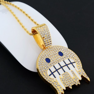 Détail d'un pendentif fantôme hip hop avec cristaux sur une chaîne torsadée dorée