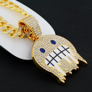 Détail macro du pendentif hip-hop glacé avec fantôme en émail blanc et chaîne cubaine