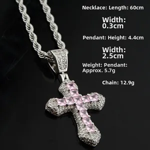Détail d'un collier chaîne torsadée argentée avec pendentif croix en zircon rose carré