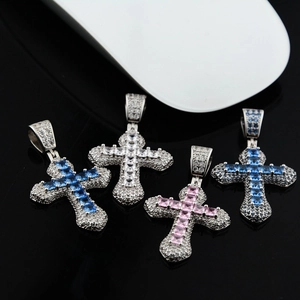 Vue macro de pendentifs croix avec zircons colorés et détails hip-hop pavés fins