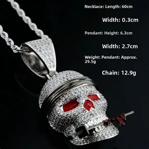 Makroaufnahme von Hip-Hop-Totenkopf-Anhänger mit weißen Steinen und roter Rose Detail