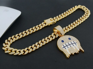 Détail du collier pendentif ice man hip hop avec strass micro-pavés sur chaîne cubaine