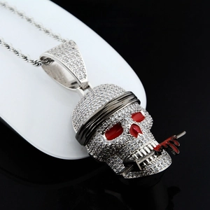 Detailansicht des Hip-Hop-Totenkopf-Anhängers mit Zirkonia-Besatz und roter Emaille