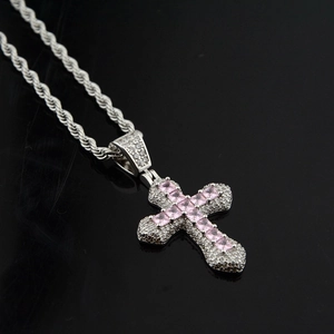 Pendentif croix hip hop en argent avec zircons roses sur une chaîne torsadée