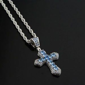 Pendentif croix hip hop argenté serti de zircons bleus avec chaîne corde torsadée