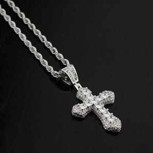 Collier pendentif croix hip hop argenté avec zircons cubiques sur une chaîne corde