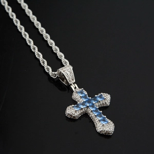 Collier croix hip hop argenté avec zircon bleu carré et pavage de pierres blanches
