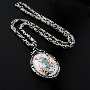 Detailansicht der Byzantiner-Kette und des ovalen Koi-Anhängers mit Lotus-Emaille