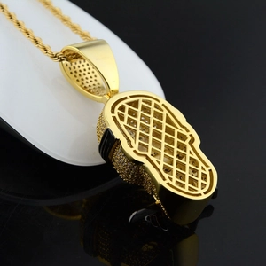 Makroaufnahme von Hip-Hop-Maskenanhänger in Gold mit Zirkonia und hohler Gitterstruktur
