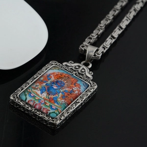 Collana con ciondolo Thangka tibetano in stile hip hop con la divinità gialla