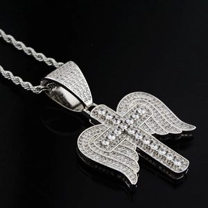 Collar colgante cruz alas plata hip hop con circonitas brillantes en cadena de cuerda