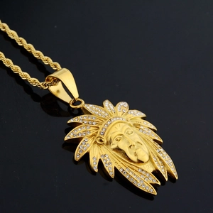 Gros plan du pendentif Chef Indien plaqué or orné de strass blancs étincelants