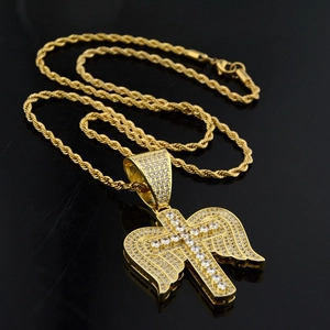 Colgante de cruz con alas de ángel chapado en oro con circonitas y cadena de cuerda