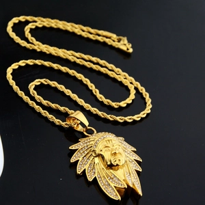 Détail du pendentif chef indien doré style hip-hop avec cristaux brillants sertis