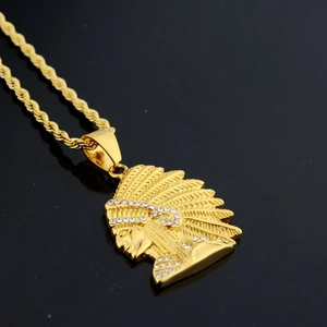 Collana hip hop in titanio dorato con ciondolo a testa di capo indiano con diamanti