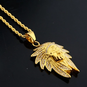 Détail macro du pendentif de chef hip-hop doré avec plumes et strass brillants incrustés