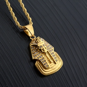Collana hip-hop con pendente faraone placcato oro con strass bianchi luccicanti