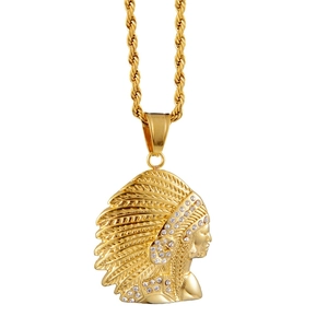 Dettaglio della collana hip hop dorata con ciondolo capo indiano e piccoli cristalli