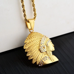 Collana con ciondolo capo indiano dorato stile hip hop con dettagli in cristallo