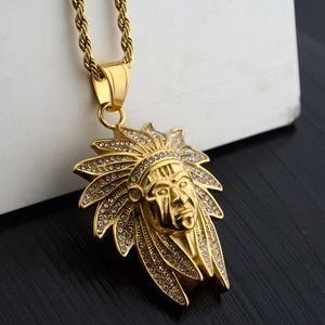 Vue détaillée du pendentif chef indien plaqué or serti de strass blancs brillants