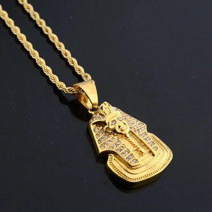 Collana con ciondolo faraone egiziano placcato oro con zirconi cubici e catena a corda