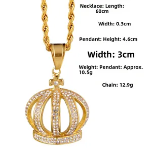 Vue détaillée du pendentif couronne dorée serti de strass avec les mesures de la chaîne