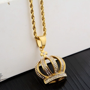 Pendentif couronne dorée avec cristaux micro-pavés et chaîne torsadée élégante