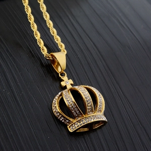 Collier avec pendentif couronne hip hop en finition dorée avec cristaux et chaîne corde