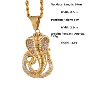 Détail du pendentif cobra royal doré avec strass et chaîne torsadée de 60 cm de long