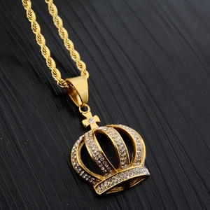 Collier hip hop avec pendentif couronne dorée serti de cristaux sur chaîne torsadée