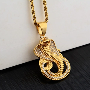 Collier hip hop avec pendentif cobra doré orné de strass brillants et chaîne torsadée