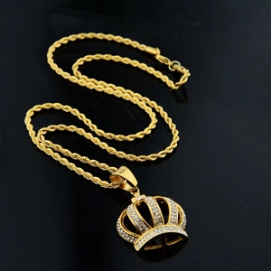 Détail du pendentif couronne hip-hop dorée avec strass blancs et chaîne torsadée