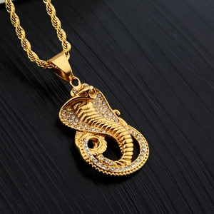 Collier avec pendentif cobra doré hip hop orné de cristaux brillants sur une chaîne torsadée