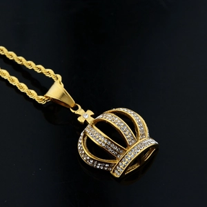 Pendentif couronne hip-hop doré serti de cristaux scintillants avec chaîne torsadée