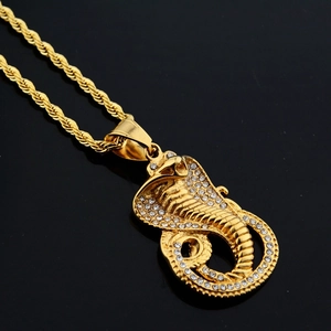 Pendentif cobra doré style hip hop avec cristaux blancs sur une chaîne de torsion