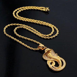 Chaîne torsadée dorée hip hop avec pendentif cobra serti de strass en acier titane