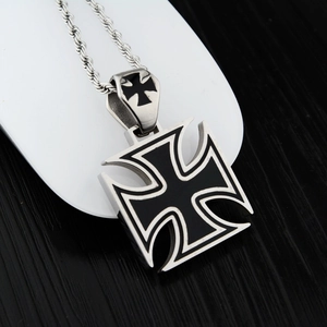 Collana con pendente croce di ferro in acciaio inossidabile e smalto nero unisex