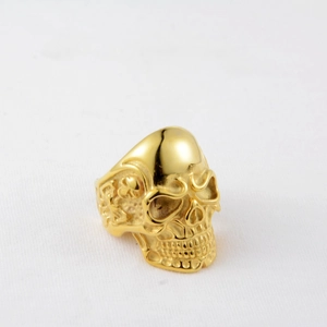 Gothic schedelring voor heren met gepolijste gouden afwerking op een witte achtergrond