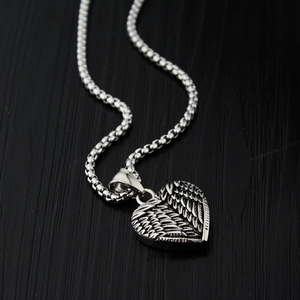 Collier pendentif coeur rétro avec ailes de plumes et chaîne de boîte robuste