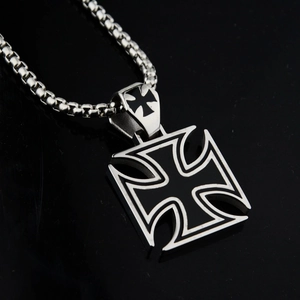 Collana con pendente a croce di ferro stile punk hip hop in acciaio inossidabile